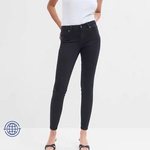 GAP Mid-rise Skinny Jean Legging in Black Wash